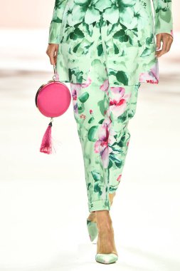 New York, New York - 11 Eylül: New York Moda Haftası 'nda Badgley Mischka için podyumda bir manken yürüyor: 11 Eylül 2019' da New York şehrinde Bahar Stüdyoları 'nda Galeri I' de Gösteriler.