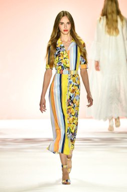New York, New York - 11 Eylül: New York Moda Haftası 'nda Badgley Mischka için podyumda bir manken yürüyor: 11 Eylül 2019' da New York şehrinde Bahar Stüdyoları 'nda Galeri I' de Gösteriler.