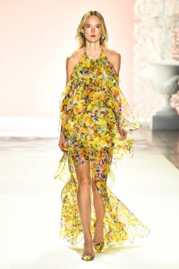New York, New York - 11 Eylül: New York Moda Haftası 'nda Badgley Mischka için podyumda bir manken yürüyor: 11 Eylül 2019' da New York şehrinde Bahar Stüdyoları 'nda Galeri I' de Gösteriler.