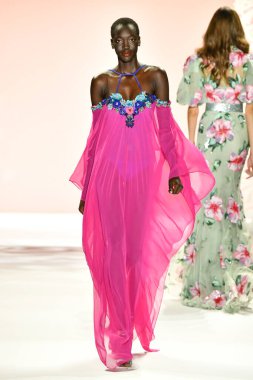 New York, New York - 11 Eylül: New York Moda Haftası 'nda Badgley Mischka için podyumda bir manken yürüyor: 11 Eylül 2019' da New York şehrinde Bahar Stüdyoları 'nda Galeri I' de Gösteriler.