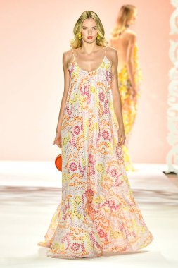 New York, New York - 11 Eylül: New York Moda Haftası 'nda Badgley Mischka için podyumda bir manken yürüyor: 11 Eylül 2019' da New York şehrinde Bahar Stüdyoları 'nda Galeri I' de Gösteriler.