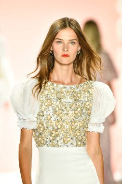 New York, New York - 11 Eylül: New York Moda Haftası 'nda Badgley Mischka için podyumda bir manken yürüyor: 11 Eylül 2019' da New York şehrinde Bahar Stüdyoları 'nda Galeri I' de Gösteriler.