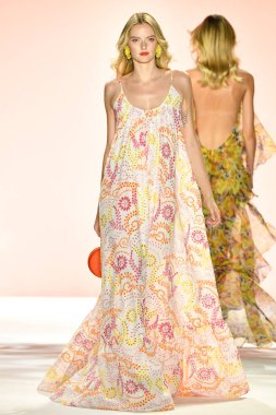 New York, New York - 11 Eylül: New York Moda Haftası 'nda Badgley Mischka için podyumda bir manken yürüyor: 11 Eylül 2019' da New York şehrinde Bahar Stüdyoları 'nda Galeri I' de Gösteriler.