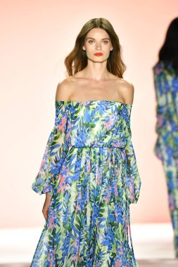 New York, New York - 11 Eylül: New York Moda Haftası 'nda Badgley Mischka için podyumda bir manken yürüyor: 11 Eylül 2019' da New York şehrinde Bahar Stüdyoları 'nda Galeri I' de Gösteriler.