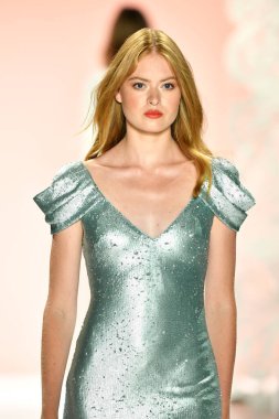 New York, New York - 11 Eylül: New York Moda Haftası 'nda Badgley Mischka için podyumda bir manken yürüyor: 11 Eylül 2019' da New York şehrinde Bahar Stüdyoları 'nda Galeri I' de Gösteriler.