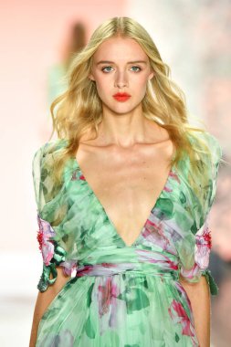 New York, New York - 11 Eylül: New York Moda Haftası 'nda Badgley Mischka için podyumda bir manken yürüyor: 11 Eylül 2019' da New York şehrinde Bahar Stüdyoları 'nda Galeri I' de Gösteriler.