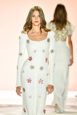 New York, New York - 11 Eylül: New York Moda Haftası 'nda Badgley Mischka için podyumda bir manken yürüyor: 11 Eylül 2019' da New York şehrinde Bahar Stüdyoları 'nda Galeri I' de Gösteriler.