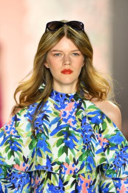 New York, New York - 11 Eylül: New York Moda Haftası 'nda Badgley Mischka için podyumda bir manken yürüyor: 11 Eylül 2019' da New York şehrinde Bahar Stüdyoları 'nda Galeri I' de Gösteriler.