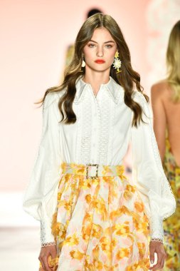 New York, New York - 11 Eylül: New York Moda Haftası 'nda Badgley Mischka için podyumda bir manken yürüyor: 11 Eylül 2019' da New York şehrinde Bahar Stüdyoları 'nda Galeri I' de Gösteriler.