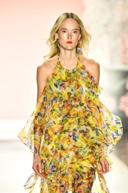 New York, New York - 11 Eylül: New York Moda Haftası 'nda Badgley Mischka için podyumda bir manken yürüyor: 11 Eylül 2019' da New York şehrinde Bahar Stüdyoları 'nda Galeri I' de Gösteriler.