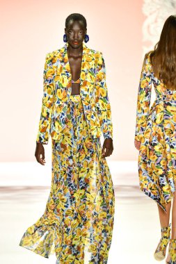 New York, New York - 11 Eylül: New York Moda Haftası 'nda Badgley Mischka için podyumda bir manken yürüyor: 11 Eylül 2019' da New York şehrinde Bahar Stüdyoları 'nda Galeri I' de Gösteriler.