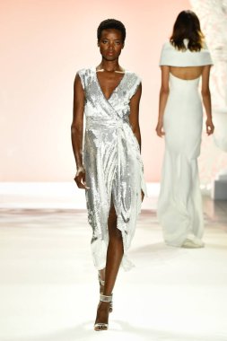 New York, New York - 11 Eylül: New York Moda Haftası 'nda Badgley Mischka için podyumda bir manken yürüyor: 11 Eylül 2019' da New York şehrinde Bahar Stüdyoları 'nda Galeri I' de Gösteriler.