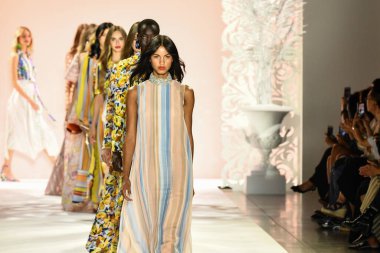 New York, New York - 11 Eylül: Modeller New York Moda Haftası 'nda Badgley Mischka' nın podyum finalinde yürür: 11 Eylül 2019 'da New York şehrinde Bahar Stüdyoları' nda 1. Galeride Gösteriler.