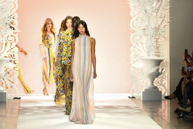 New York, New York - 11 Eylül: Modeller New York Moda Haftası 'nda Badgley Mischka' nın podyum finalinde yürür: 11 Eylül 2019 'da New York şehrinde Bahar Stüdyoları' nda 1. Galeride Gösteriler.
