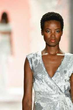 New York, New York - 11 Eylül: New York Moda Haftası 'nda Badgley Mischka için podyumda bir manken yürüyor: 11 Eylül 2019' da New York şehrinde Bahar Stüdyoları 'nda Galeri I' de Gösteriler.