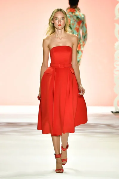 New York New York September Model Walks Runway Badgley Mischka — Stock Photo, Image