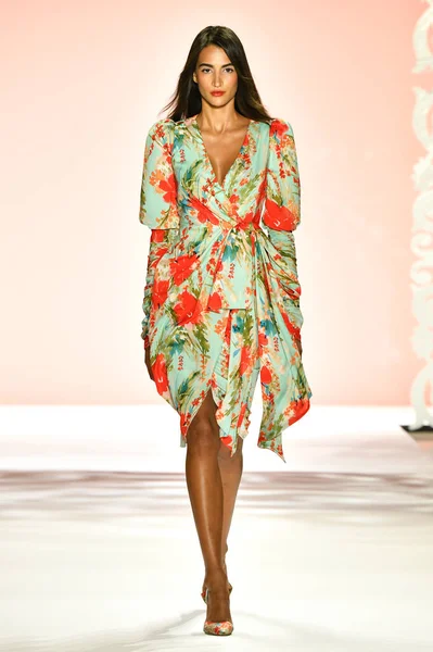 New York New York September Model Walks Runway Badgley Mischka — Stock Photo, Image