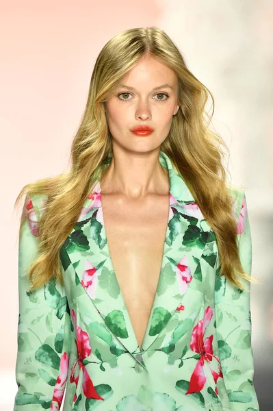 New York, New York - 11 Eylül: New York Moda Haftası 'nda Badgley Mischka için podyumda bir manken yürüyor: 11 Eylül 2019' da New York şehrinde Bahar Stüdyoları 'nda Galeri I' de Gösteriler.