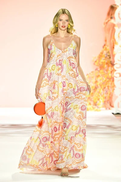 New York, New York - 11 Eylül: New York Moda Haftası 'nda Badgley Mischka için podyumda bir manken yürüyor: 11 Eylül 2019' da New York şehrinde Bahar Stüdyoları 'nda Galeri I' de Gösteriler.
