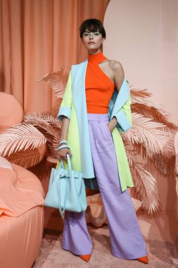 New York, New York - Eylül 09: Eylül 2019 'da New York Moda Haftası' nda Alice artı Olivia By Stacey Bendet Sunumu için bir model poz verdi: The Shows on September 09, 2019, New York City.