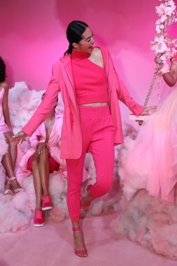 New York, New York - Eylül 09: Eylül 2019 'da New York Moda Haftası' nda Alice artı Olivia By Stacey Bendet Sunumu için bir model poz verdi: The Shows on September 09, 2019, New York City.