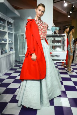 New York, New York - Eylül 09: Eylül 2019 'da New York Moda Haftası' nda Alice artı Olivia By Stacey Bendet Sunumu için bir model poz verdi: The Shows on September 09, 2019, New York City.