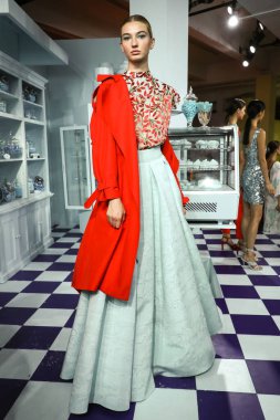 New York, New York - Eylül 09: Eylül 2019 'da New York Moda Haftası' nda Alice artı Olivia By Stacey Bendet Sunumu için bir model poz verdi: The Shows on September 09, 2019, New York City.
