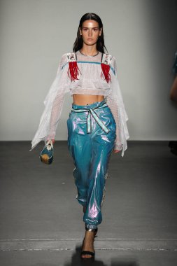 New York, Ny - Eylül 08: Custo Barcelona pist göster New York moda haftası sırasında bir modeli yürüyüşler: gösterir de New York City Pier 59 üzerinde 8 Eylül 2018. 