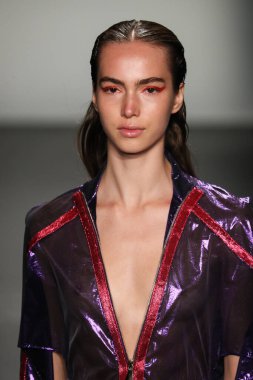 New York, Ny - Eylül 08: Custo Barcelona pist göster New York moda haftası sırasında bir modeli yürüyüşler: gösterir de New York City Pier 59 üzerinde 8 Eylül 2018. 