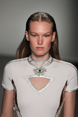 New York, Ny - Eylül 08: Custo Barcelona pist göster New York moda haftası sırasında bir modeli yürüyüşler: gösterir de New York City Pier 59 üzerinde 8 Eylül 2018. 