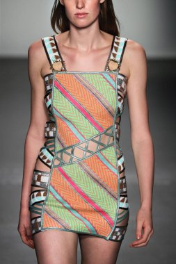 New York, Ny - Eylül 08: Custo Barcelona pist göster New York moda haftası sırasında bir modeli yürüyüşler: gösterir de New York City Pier 59 üzerinde 8 Eylül 2018. 