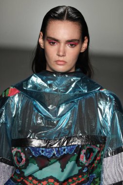 New York, Ny - Eylül 08: Custo Barcelona pist göster New York moda haftası sırasında bir modeli yürüyüşler: gösterir de New York City Pier 59 üzerinde 8 Eylül 2018. 