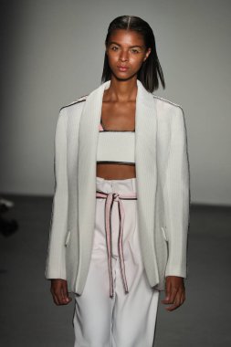 New York, Ny - Eylül 08: Custo Barcelona pist göster New York moda haftası sırasında bir modeli yürüyüşler: gösterir de New York City Pier 59 üzerinde 8 Eylül 2018. 