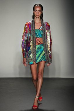 New York, Ny - Eylül 08: Custo Barcelona pist göster New York moda haftası sırasında bir modeli yürüyüşler: gösterir de New York City Pier 59 üzerinde 8 Eylül 2018. 