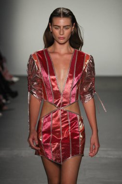 New York, Ny - Eylül 08: Custo Barcelona pist göster New York moda haftası sırasında bir modeli yürüyüşler: gösterir de New York City Pier 59 üzerinde 8 Eylül 2018. 