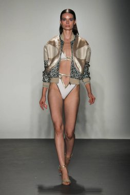 New York, Ny - Eylül 08: Custo Barcelona pist göster New York moda haftası sırasında bir modeli yürüyüşler: gösterir de New York City Pier 59 üzerinde 8 Eylül 2018. 