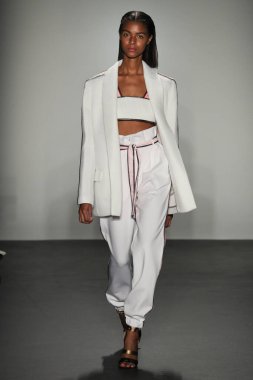 New York, Ny - Eylül 08: Custo Barcelona pist göster New York moda haftası sırasında bir modeli yürüyüşler: gösterir de New York City Pier 59 üzerinde 8 Eylül 2018. 