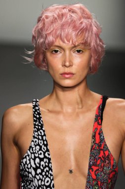 New York, Ny - Eylül 08: Custo Barcelona pist göster New York moda haftası sırasında bir modeli yürüyüşler: gösterir de New York City Pier 59 üzerinde 8 Eylül 2018. 