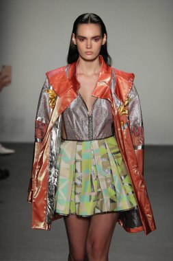 New York, Ny - Eylül 08: Custo Barcelona pist göster New York moda haftası sırasında bir modeli yürüyüşler: gösterir de New York City Pier 59 üzerinde 8 Eylül 2018. 