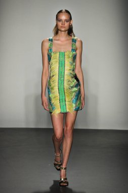 New York, Ny - Eylül 08: Custo Barcelona pist göster New York moda haftası sırasında bir modeli yürüyüşler: gösterir de New York City Pier 59 üzerinde 8 Eylül 2018. 