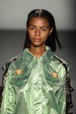 New York, Ny - Eylül 08: Custo Barcelona pist göster New York moda haftası sırasında bir modeli yürüyüşler: gösterir de New York City Pier 59 üzerinde 8 Eylül 2018. 