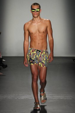 New York, Ny - Eylül 08: Custo Barcelona pist göster New York moda haftası sırasında bir modeli yürüyüşler: gösterir de New York City Pier 59 üzerinde 8 Eylül 2018. 