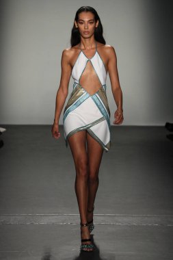 New York, Ny - Eylül 08: Custo Barcelona pist göster New York moda haftası sırasında bir modeli yürüyüşler: gösterir de New York City Pier 59 üzerinde 8 Eylül 2018. 