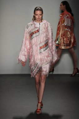 New York, Ny - Eylül 08: Custo Barcelona pist göster New York moda haftası sırasında bir modeli yürüyüşler: gösterir de New York City Pier 59 üzerinde 8 Eylül 2018. 