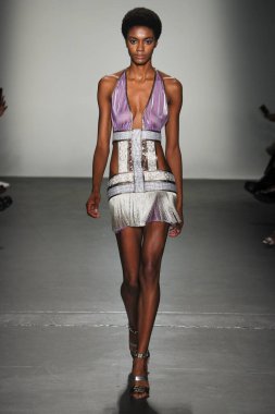 New York, Ny - Eylül 08: Custo Barcelona pist göster New York moda haftası sırasında bir modeli yürüyüşler: gösterir de New York City Pier 59 üzerinde 8 Eylül 2018. 