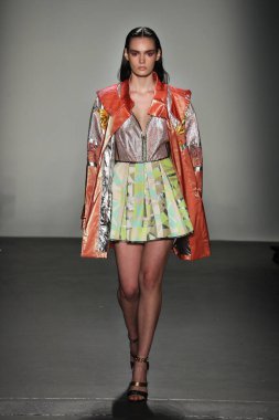 New York, Ny - Eylül 08: Custo Barcelona pist göster New York moda haftası sırasında bir modeli yürüyüşler: gösterir de New York City Pier 59 üzerinde 8 Eylül 2018. 