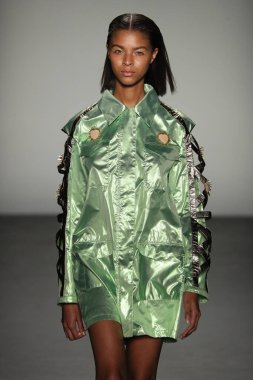 New York, Ny - Eylül 08: Custo Barcelona pist göster New York moda haftası sırasında bir modeli yürüyüşler: gösterir de New York City Pier 59 üzerinde 8 Eylül 2018. 