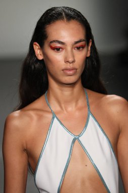 New York, Ny - Eylül 08: Custo Barcelona pist göster New York moda haftası sırasında bir modeli yürüyüşler: gösterir de New York City Pier 59 üzerinde 8 Eylül 2018. 