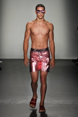 New York, Ny - Eylül 08: Custo Barcelona pist göster New York moda haftası sırasında bir modeli yürüyüşler: gösterir de New York City Pier 59 üzerinde 8 Eylül 2018. 