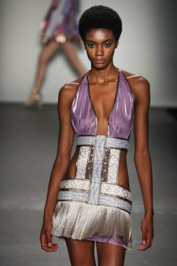 New York, Ny - Eylül 08: Custo Barcelona pist göster New York moda haftası sırasında bir modeli yürüyüşler: gösterir de New York City Pier 59 üzerinde 8 Eylül 2018. 